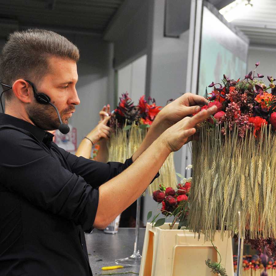 Rozsondai Attila mester virágkötő és Kálmán Fanni virágdekoratőr szakmai bemutatója